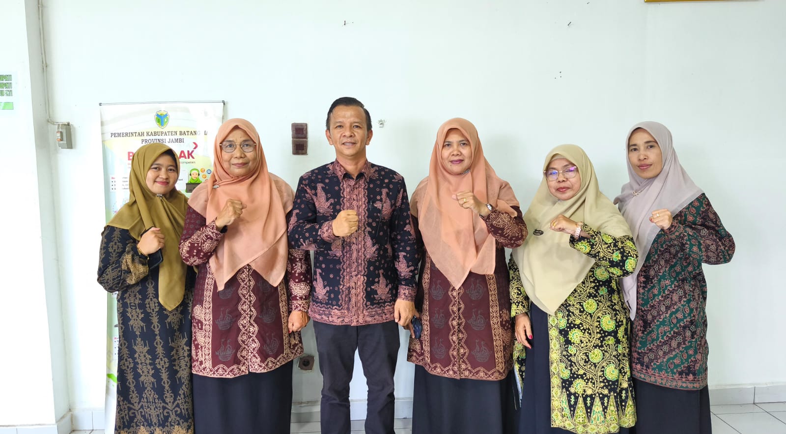 Kabid PAUD Batang Hari bersama Ketua Ikatan Guru Taman Kanak-kanak Indonesia Batang Hari, Nuraini dan jajaran.