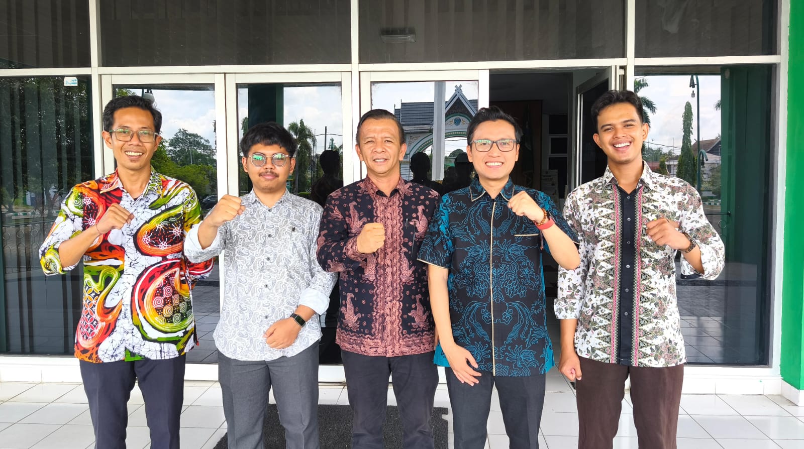 Penanggung Jawab Program Joyfull Learning dari Yayasan Pendidikan Adiluhung Nusantara, Muh. Zainul Hilal (kiri) beserta tim dan Kabid PAUD Batang Hari (tengah).